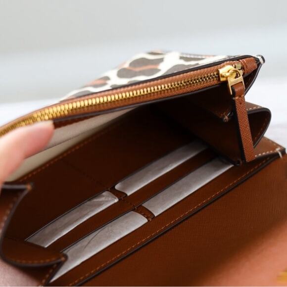 Tory Burch Emerson Printed Chain Wallet in Beige Reva Leopard NWT - Picture 3 of 14